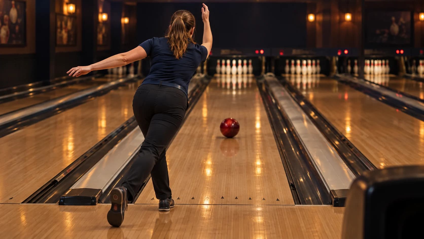 Sfeerbeeld van een bowler die de bal over een smalle bowlingbaan speelt