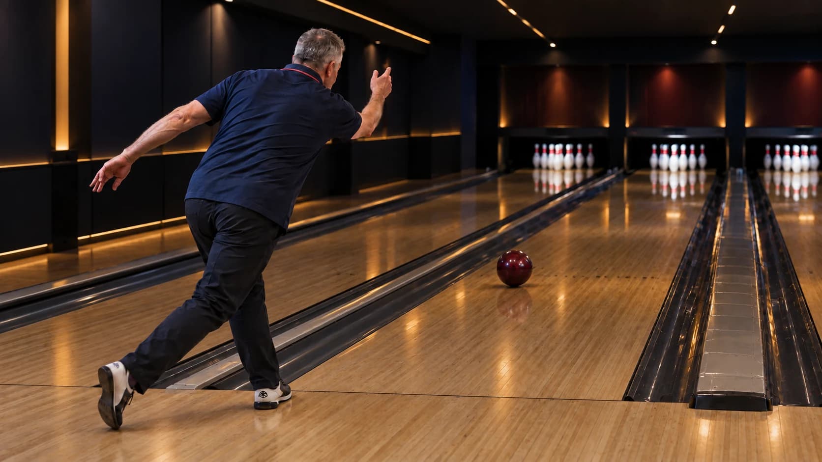 Sfeerbeeld van een bowler na zijn worp